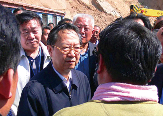 公司董事長陪國家安監局局長李毅中在左云搶險現場